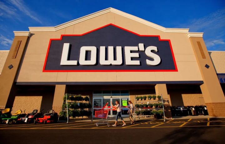 同为美国家装零售商行业巨头  Home Depot 与 Lowe's的区别在哪？