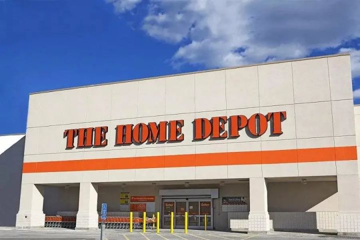 同为美国家装零售商行业巨头  Home Depot 与 Lowe's的区别在哪？